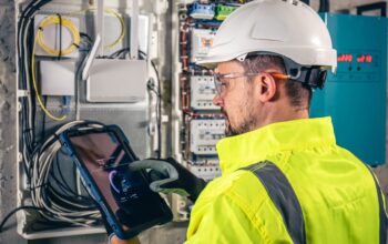 SE BUSCAN ELECTRICISTAS CON EXPERIENCIA